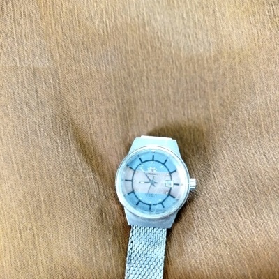 Relógio de pulso Orient com bracelete metálica prateada, mostrador azul e branco