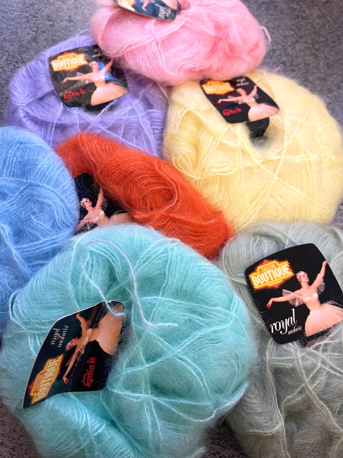 Novelos de lã felpuda coloridos com etiquetas pretas com foto de bailarina.