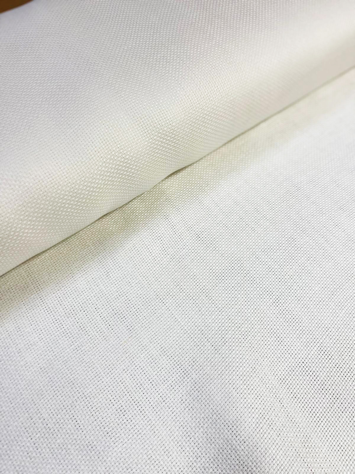 Tecido branco com textura de trama fina em rolo