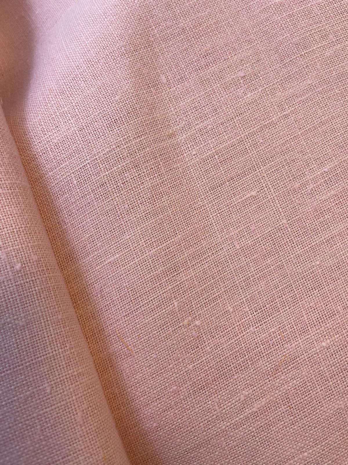 Tecido de linho rosa claro com textura entrelaçada