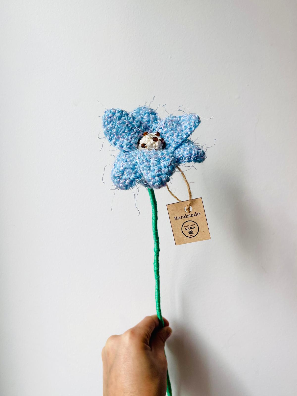 Flor azul de crochet com etiqueta Handmade RETROSARIA GAMA