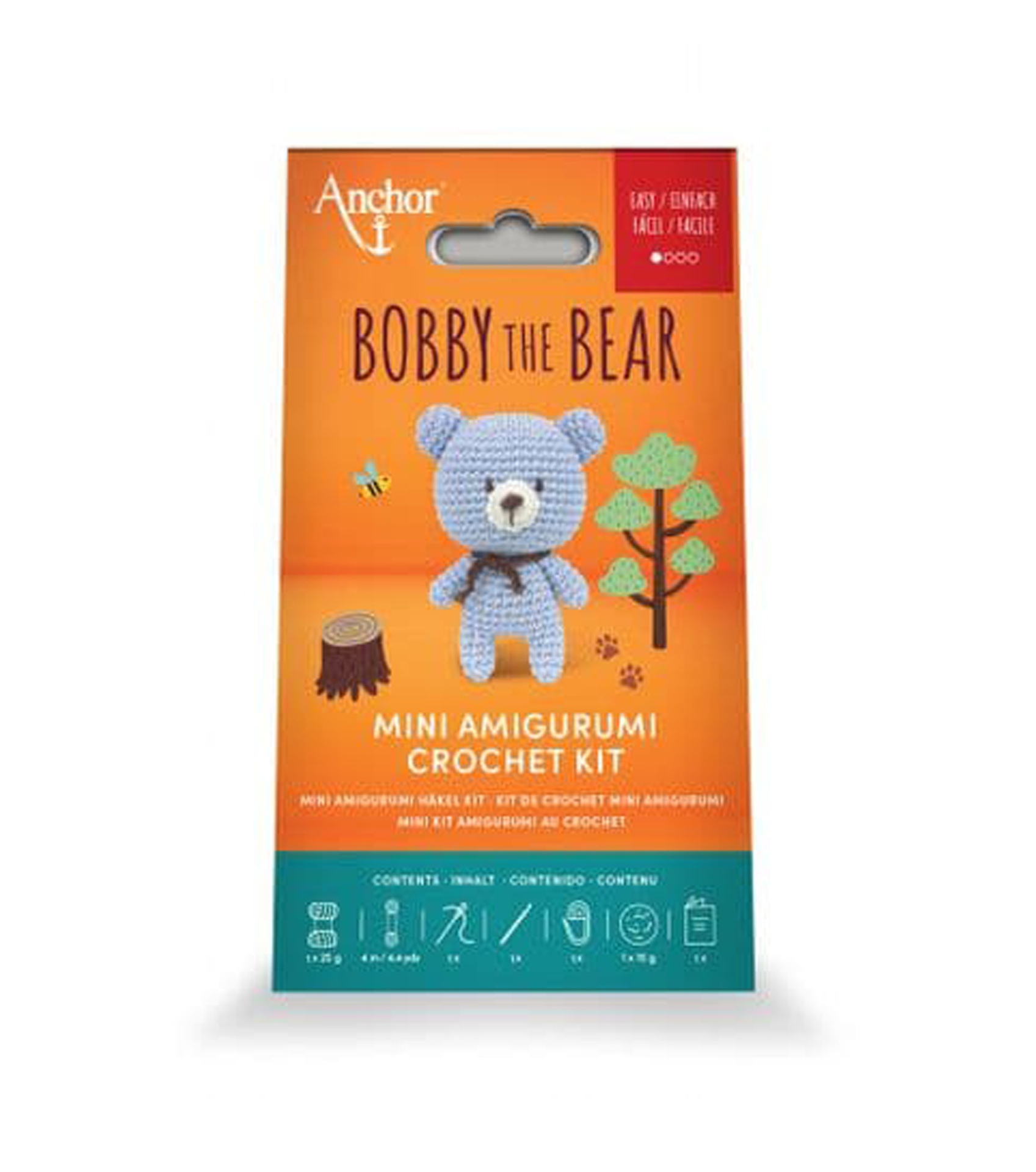 Kit de crochet BOBBY THE BEAR da Anchor com mini amigurumi de urso azul na embalagem