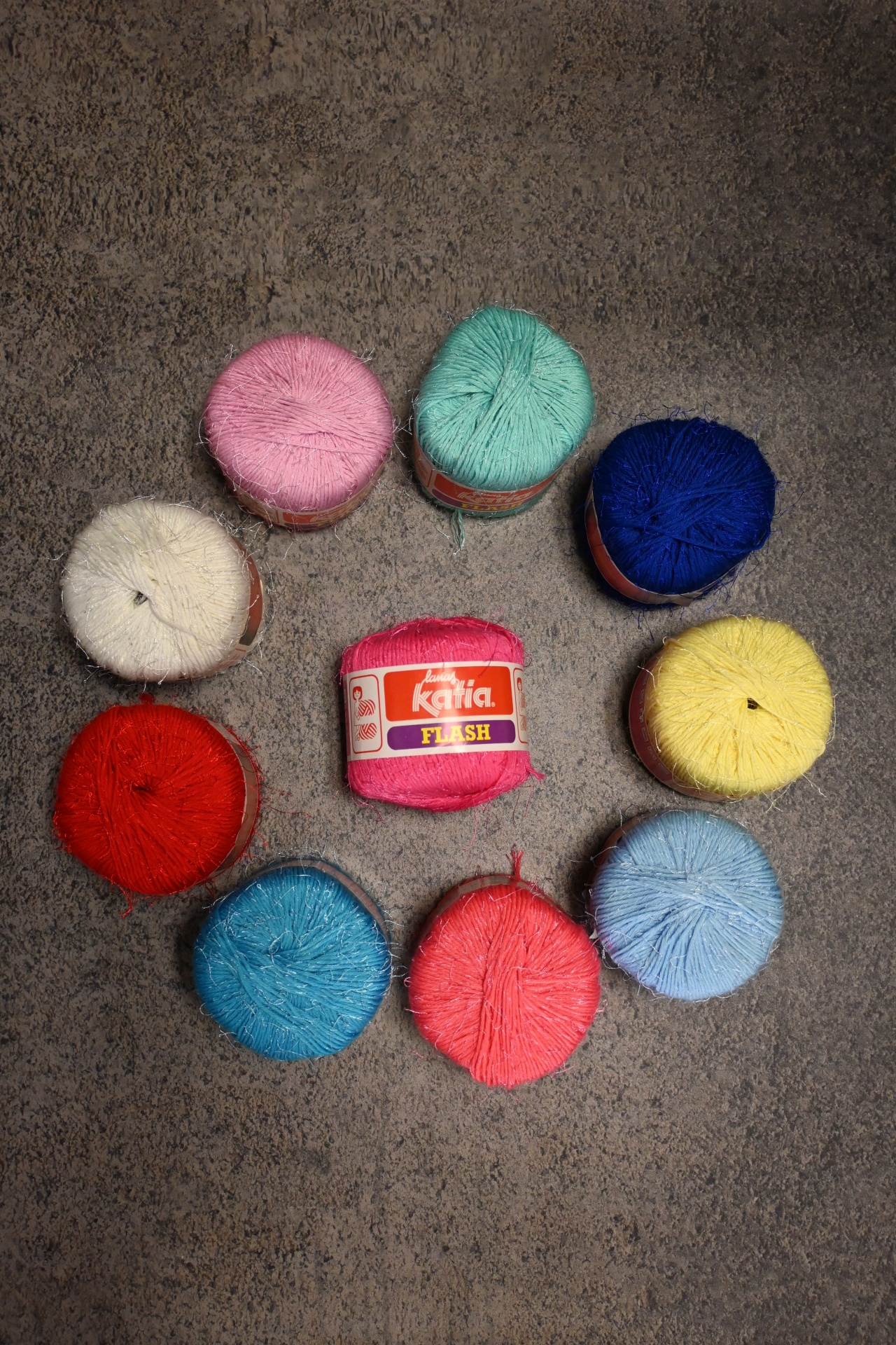 Novelos de lã de várias cores dispostos em círculo