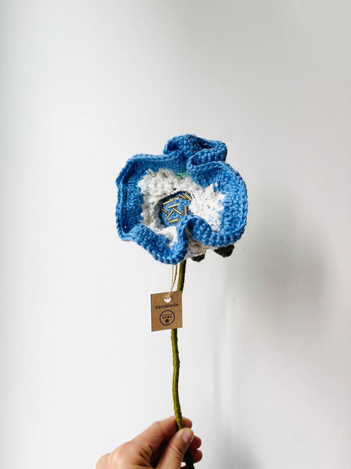 Flor azul e branca de fio tecido à mão com etiqueta handmade