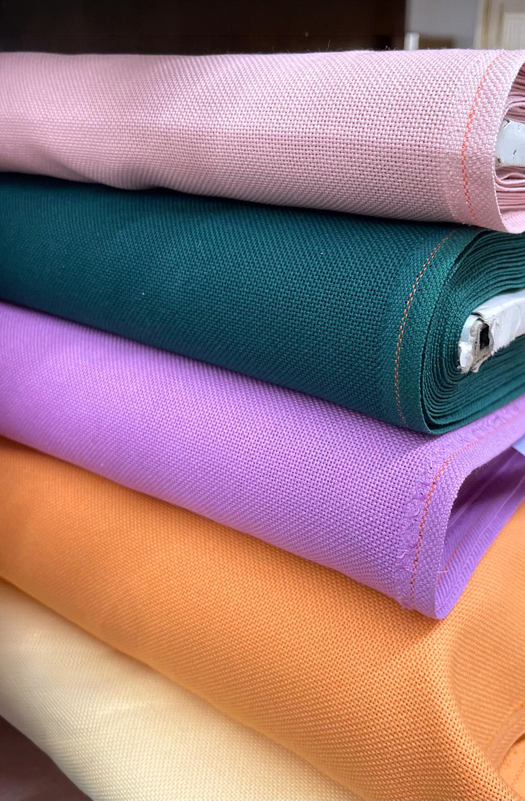 Rolos de tecido colorido empilhados