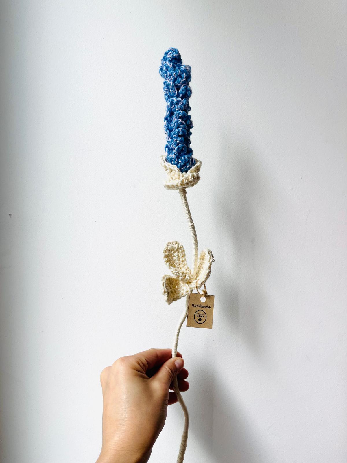 Flor artesanal em croché azul e creme com etiqueta