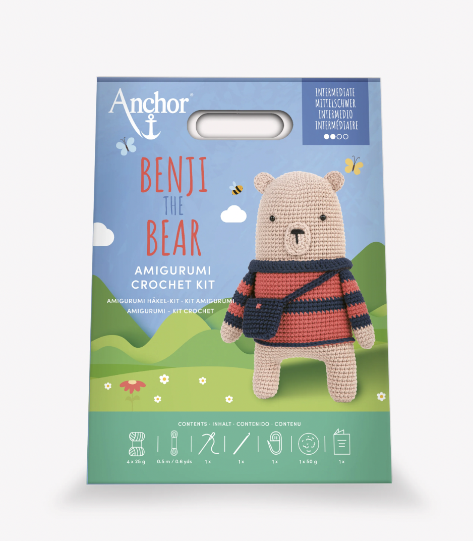 Kit de croché amigurumi Benji the Bear com urso de croché na embalagem