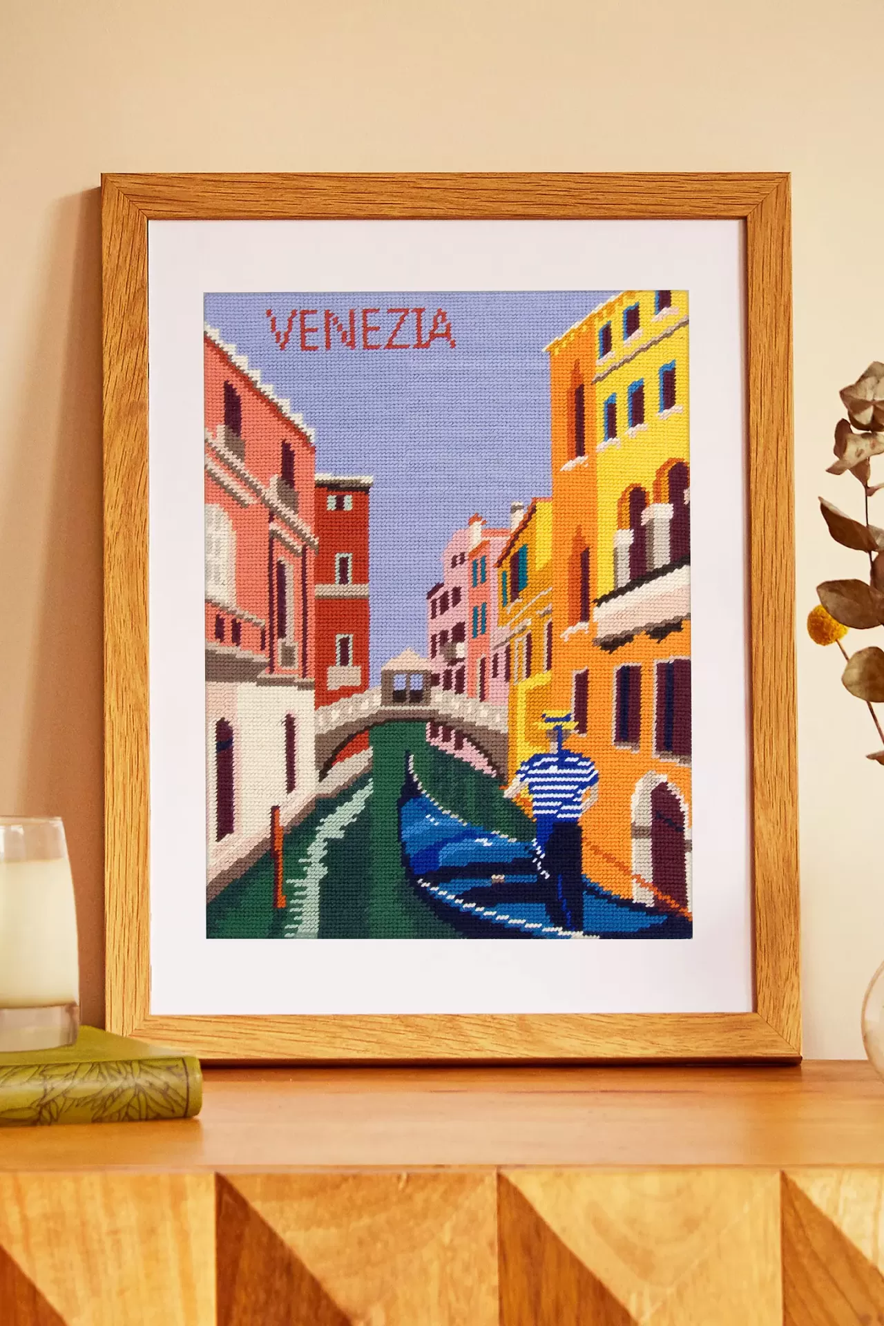 Quadro com bordado a ponto cruz de cena de Veneza com gôndola e edifícios coloridos