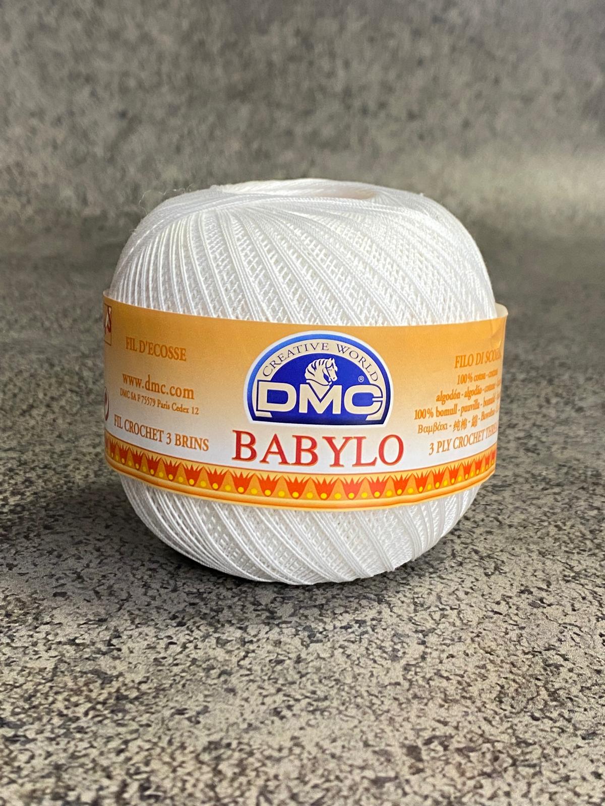 Novelo de linha branca para crochet com rótulo DMC BABYLO amarelo