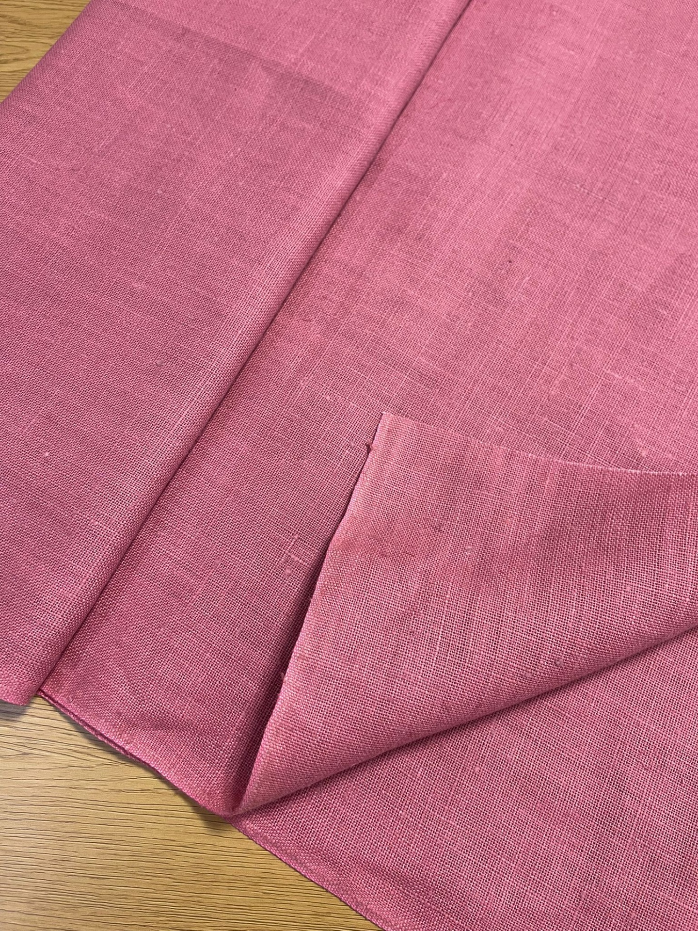 Tecido rosa texturizado de linho dobrado
