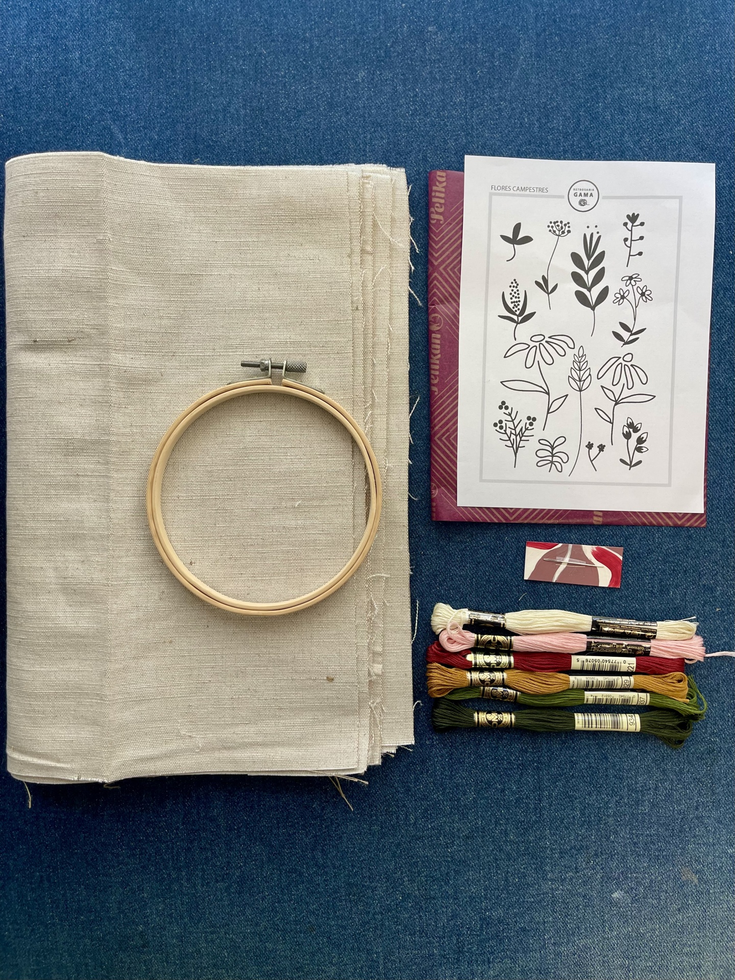 kit de bordado com tecido, bastidor, linhas coloridas e guia de flores campestres