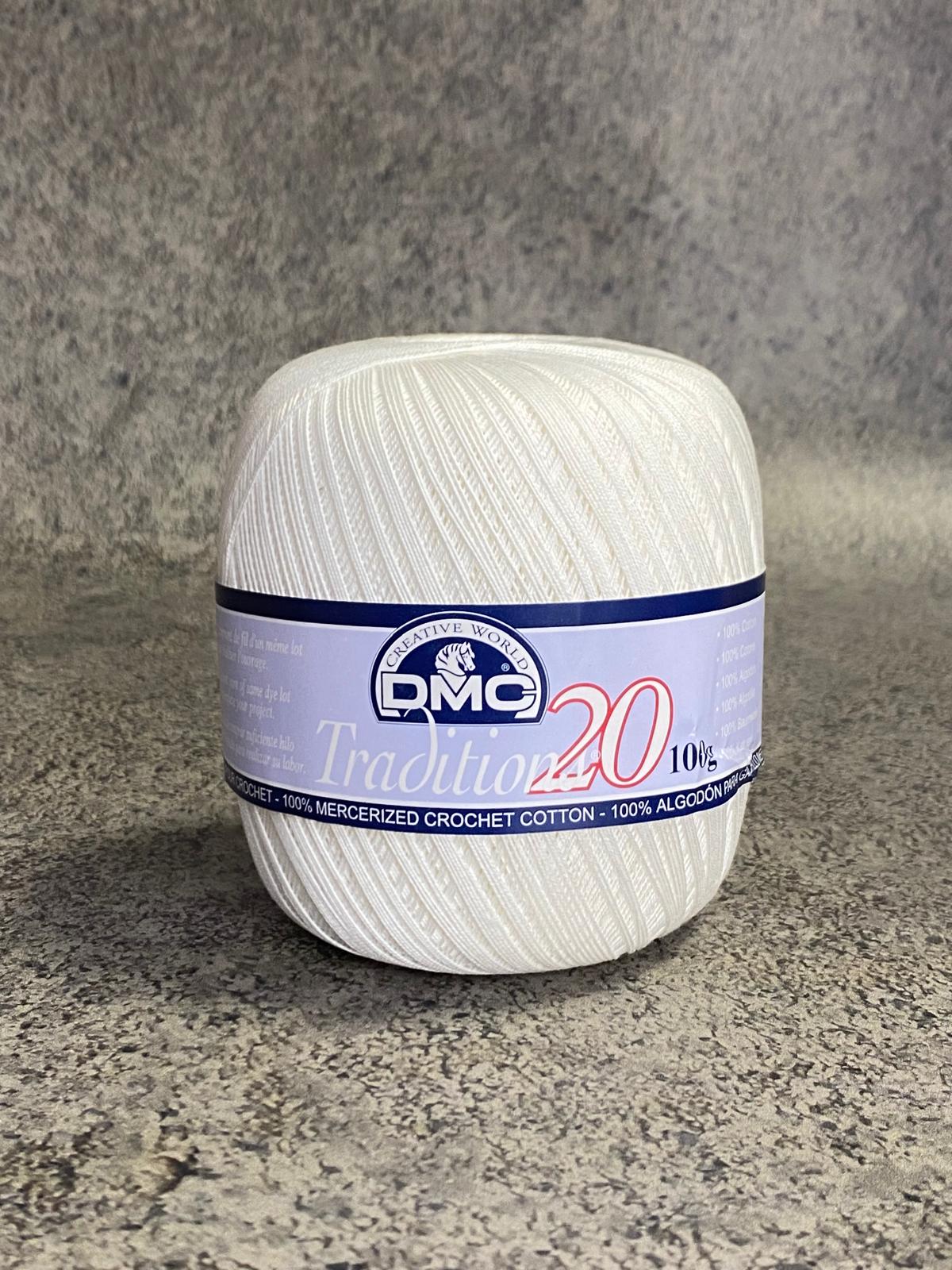 Rolo de fio branco para crochet DMC Tradition 20 com etiqueta azul e branca