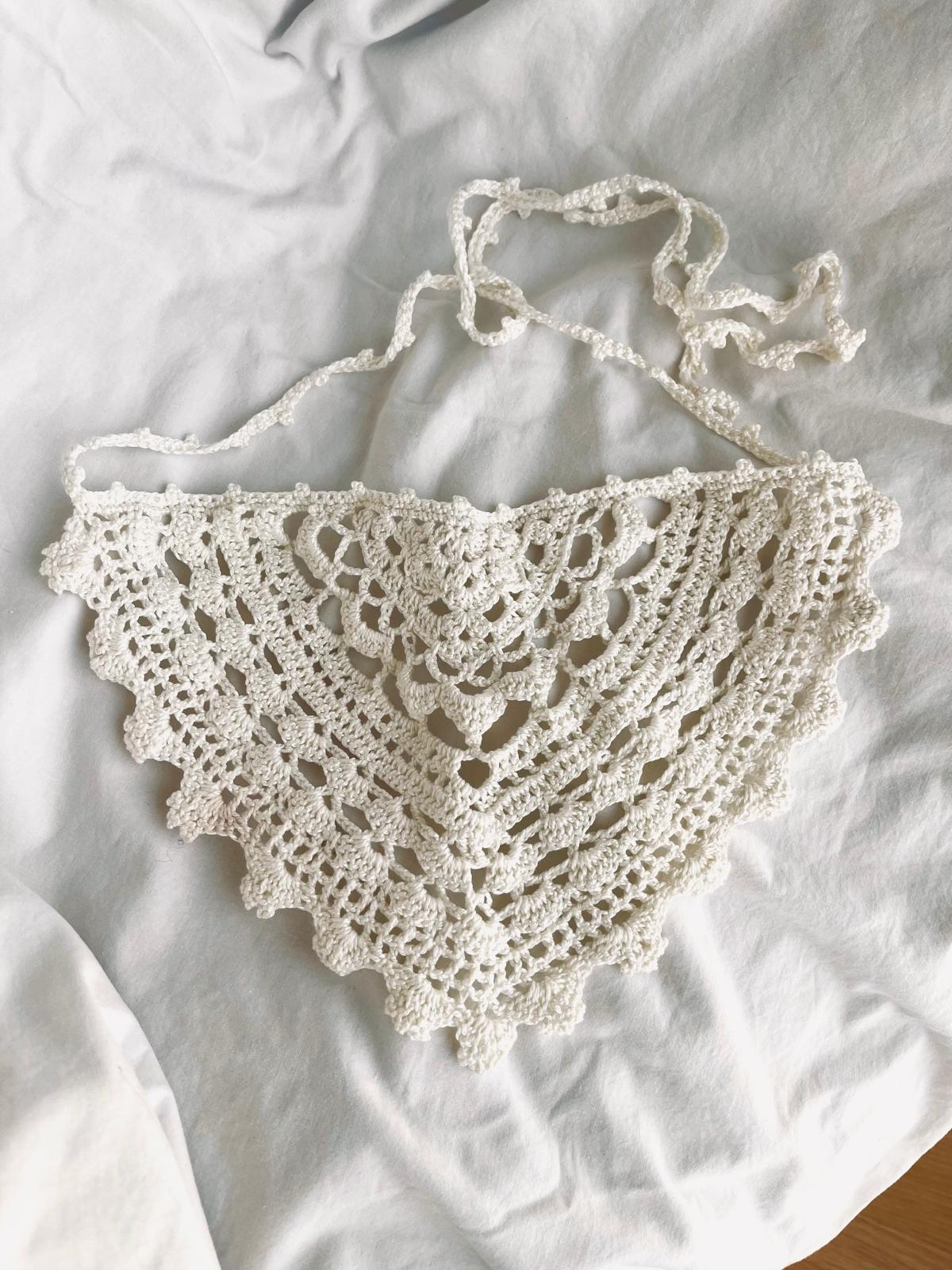 Top triangular de crochet branco com cordão