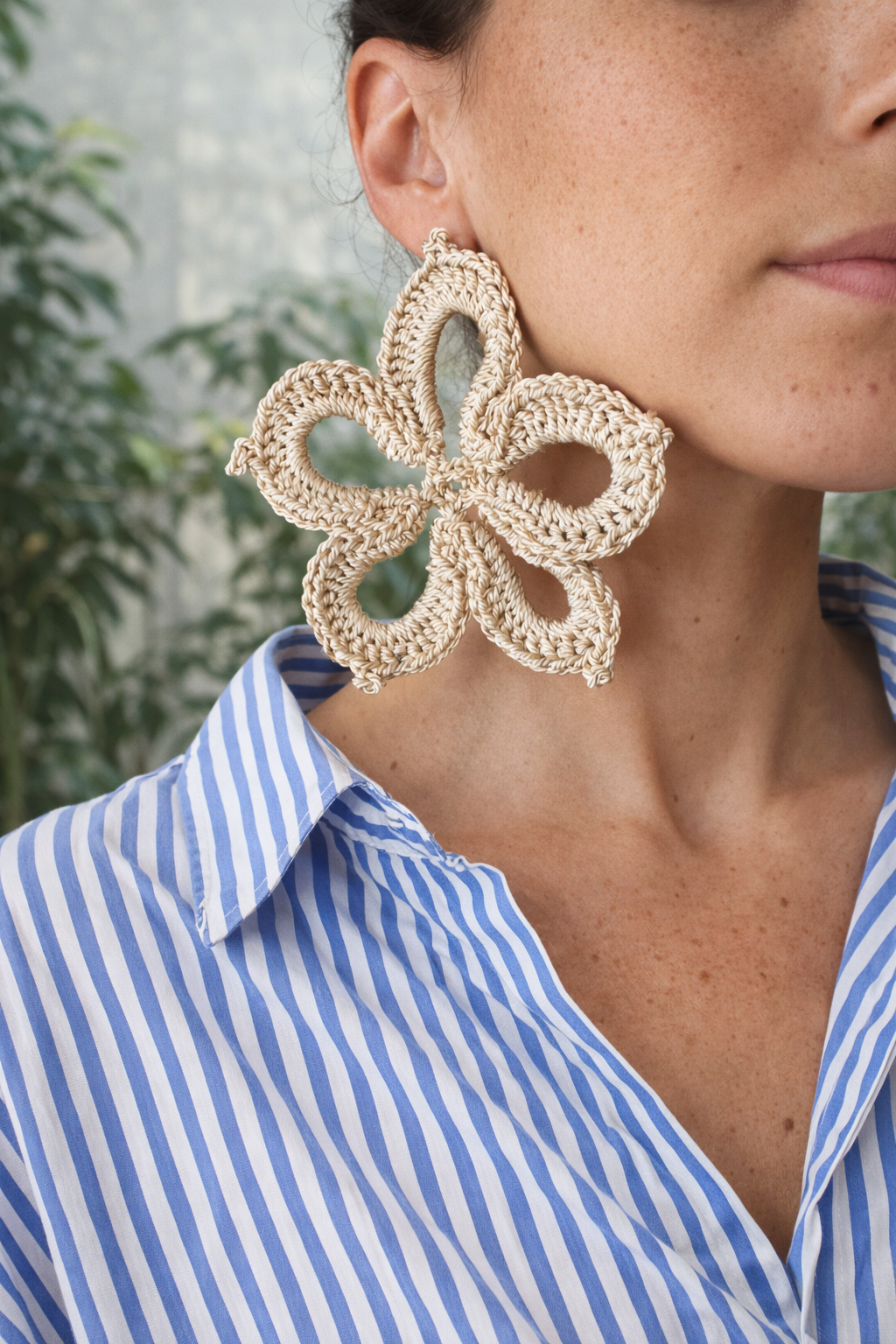 Brinco grande em forma de flor trançado bege