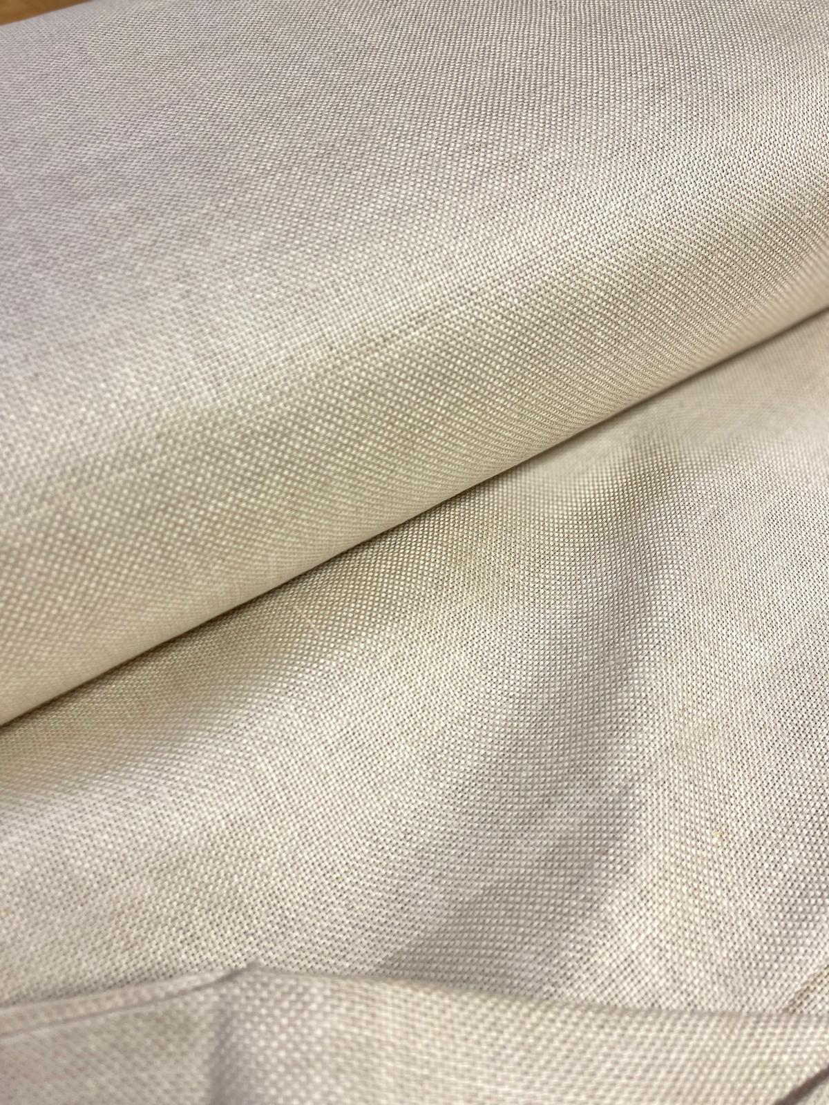 Tecido bege claro com textura de trama fechada e dobrado