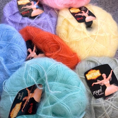 Novelos de lã felpuda coloridos com etiquetas pretas com foto de bailarina.