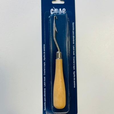 Gancho para tapetes com cabo de madeira em embalagem azul