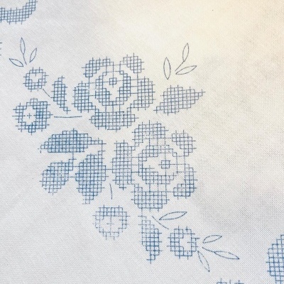 Toalha&#x20;para&#x20;bordar&#x20;ponto&#x20;cruz&#x20;-&#x20;Rosas