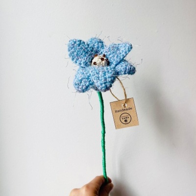 Flor azul de crochet com etiqueta Handmade RETROSARIA GAMA