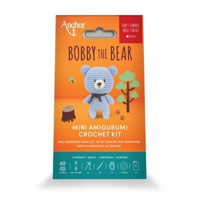 Kit de crochet BOBBY THE BEAR da Anchor com mini amigurumi de urso azul na embalagem