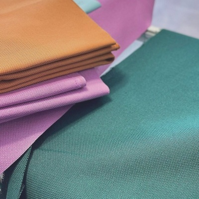 tecidos de várias cores dobrados sobre superfície