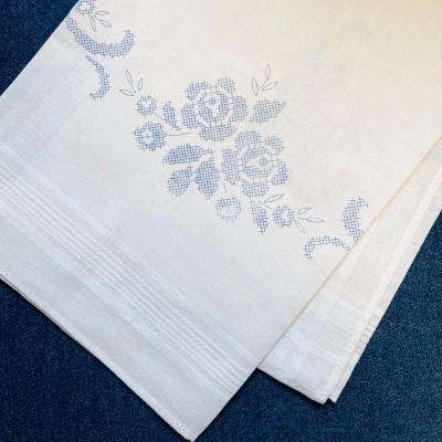 Toalha&#x20;para&#x20;bordar&#x20;ponto&#x20;cruz&#x20;-&#x20;Rosas