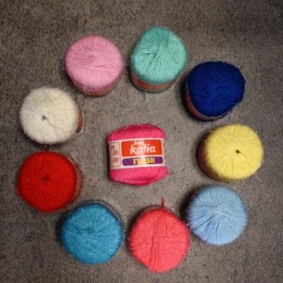 Novelos de lã de várias cores dispostos em círculo