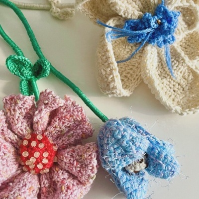 Flores de croché coloridas em fundo branco