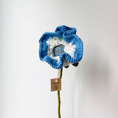 Flor azul e branca de fio tecido à mão com etiqueta handmade