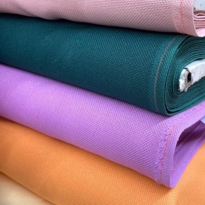 Rolos de tecido colorido empilhados