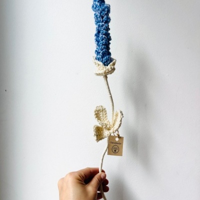 Flor artesanal em croché azul e creme com etiqueta