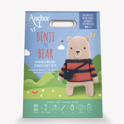 Kit de croché amigurumi Benji the Bear com urso de croché na embalagem