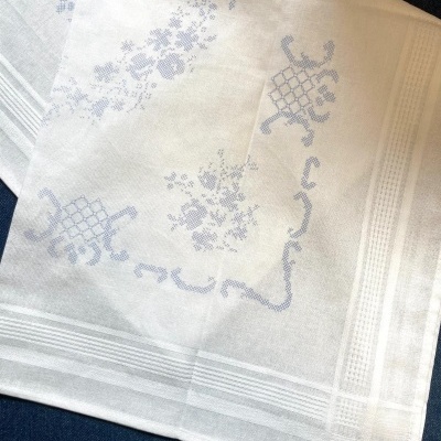 Toalha&#x20;para&#x20;bordar&#x20;ponto&#x20;cruz&#x20;-&#x20;Flores