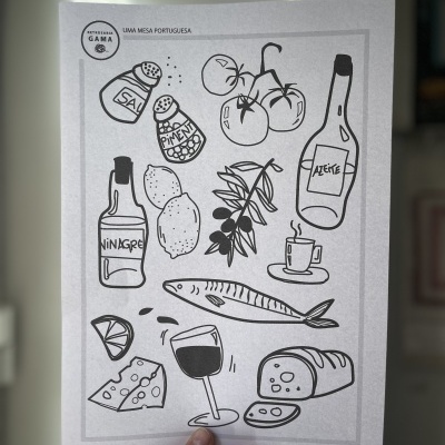 Folheto com desenhos a preto e branco de alimentos e ingredientes com texto em português.