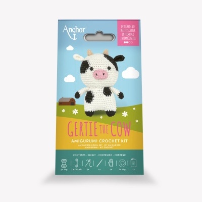 Kit de croché Amigurumi Gertie the Cow da marca Anchor com uma vaca em croché