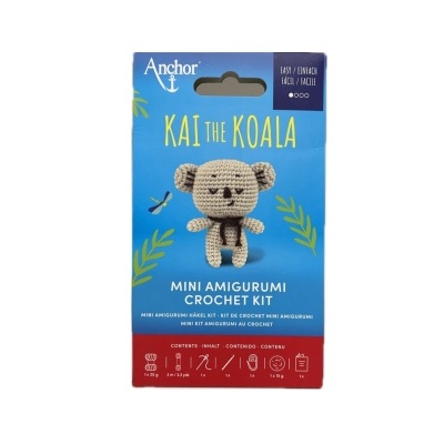 Kit de croché Mini Amigurumi Kai the Koala da Anchor em caixa azul e vermelha