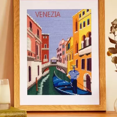 Quadro com bordado a ponto cruz de cena de Veneza com gôndola e edifícios coloridos