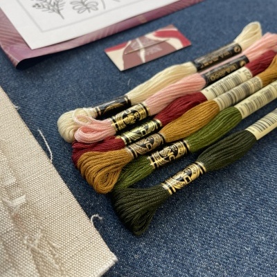 Kit&#x20;DIY&#x20;Individuais&#x20;Bordados&#x20;&#x2013;&#x20;Flores&#x20;Campestres