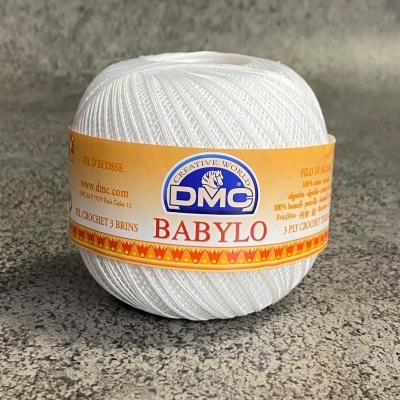 Novelo de linha branca para crochet com rótulo DMC BABYLO amarelo