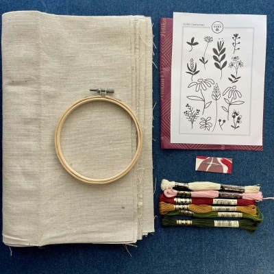 kit de bordado com tecido, bastidor, linhas coloridas e guia de flores campestres