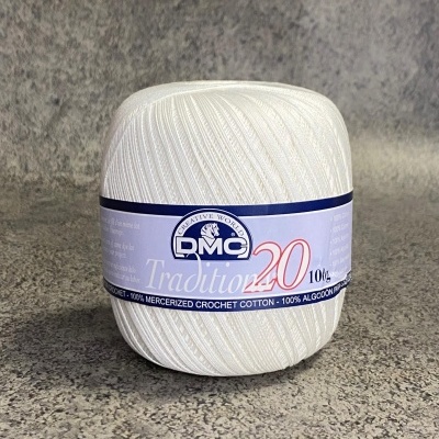 Rolo de fio branco para crochet DMC Tradition 20 com etiqueta azul e branca