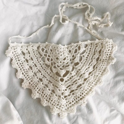 Top triangular de crochet branco com cordão