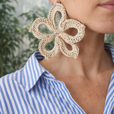 Brinco grande em forma de flor trançado bege