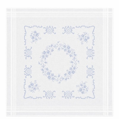 Toalha branca quadrada com bordados azuis florais e geométricos.