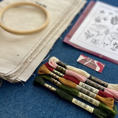 Kit&#x20;DIY&#x20;Individuais&#x20;Bordados&#x20;&#x2013;&#x20;Flores&#x20;Campestres