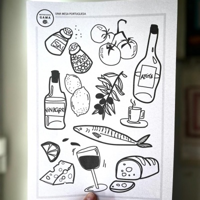 Desenhos a preto de ingredientes culinários num papel branco com texto UMA MESA PORTUGUESA