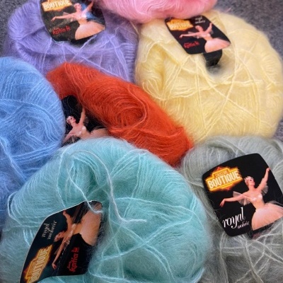 Seis novelos de lã macia colorida com etiquetas COLECÇÃO BOUTIQUE e royal mohair