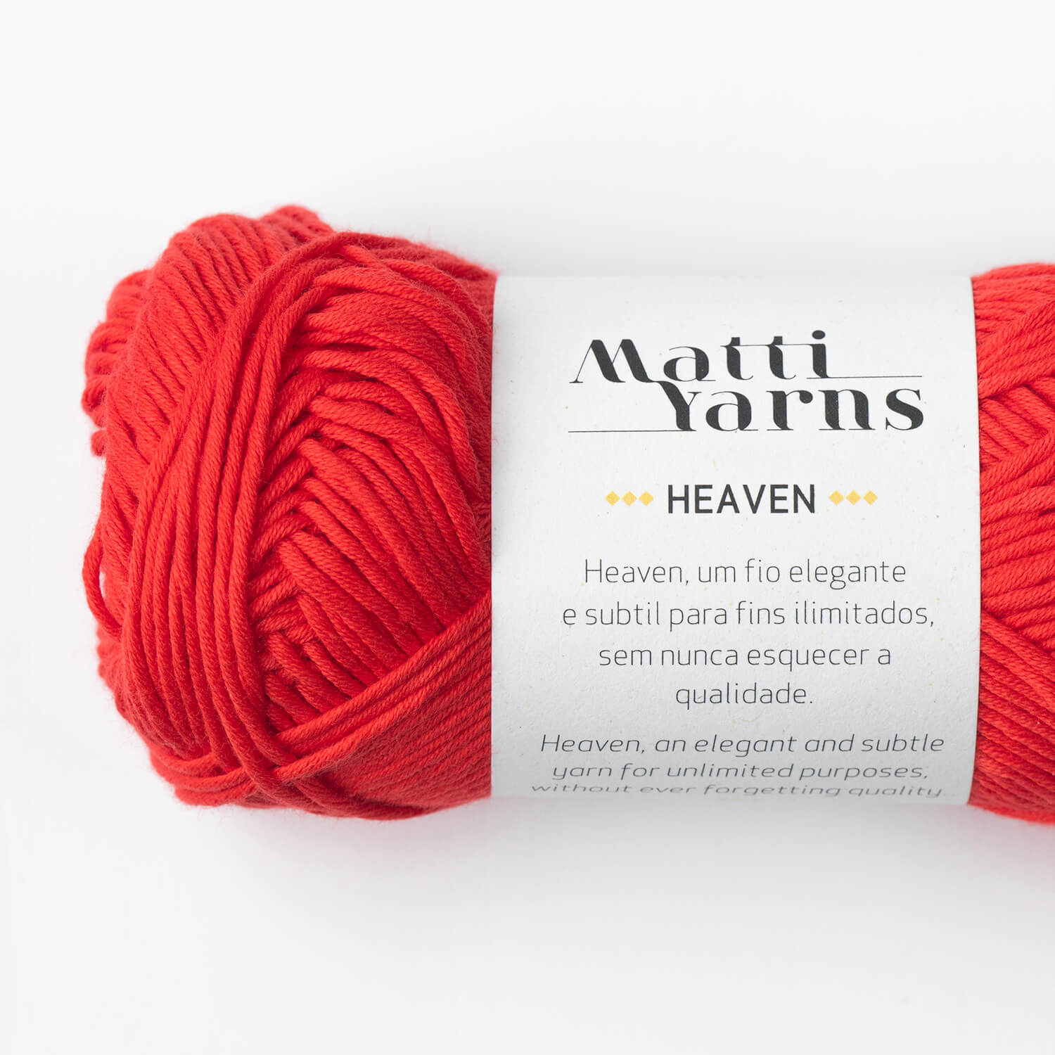 Novelo de lã vermelho com etiqueta branca da marca Matti Yarns.