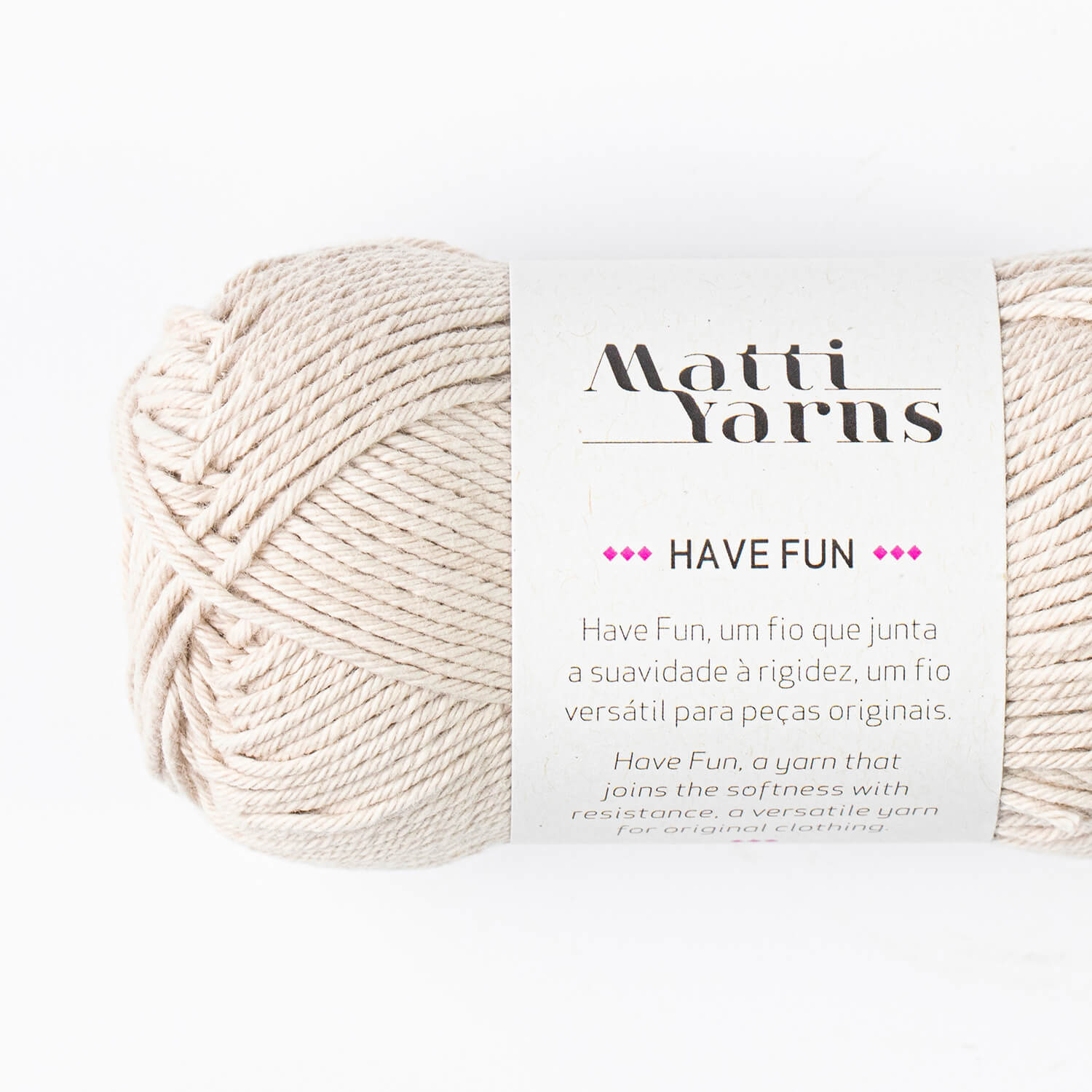 Novelo de fio bege claro com etiqueta da marca Matti Yarns e nome do produto HAVE FUN