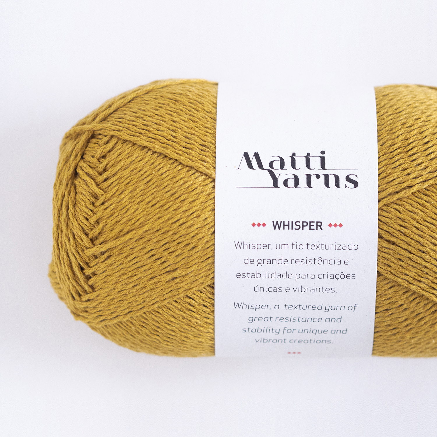Novelo de fio mostarda Matti Yarns Whisper com etiqueta branca